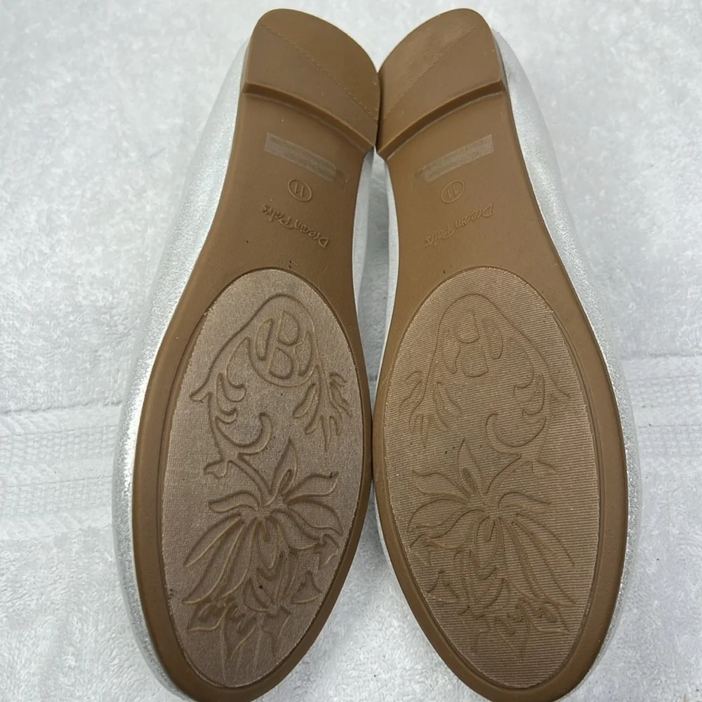 Dream Pairs Silver Flats size 11 in excellent used condition